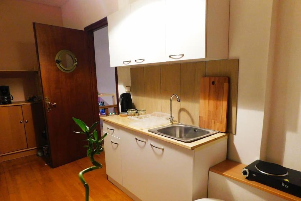 Marco Polo'S Mooring Cozy Navy House Apartman Anáviszosz Kültér fotó