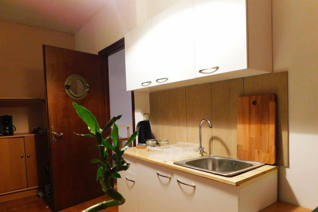 Marco Polo'S Mooring Cozy Navy House Apartman Anáviszosz Kültér fotó